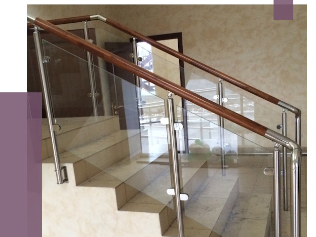 Комбинированные перила из металла и дерева в Нижнекамске