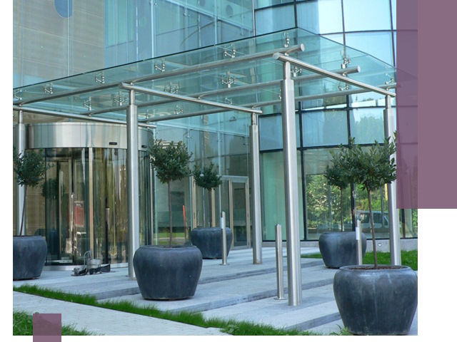 Навесы из стекла на заказ в Нижнекамске — монтаж и установка