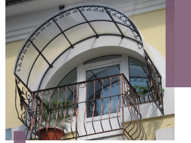 Козырьки над балконом в Нижнекамске — изготовление и монтаж